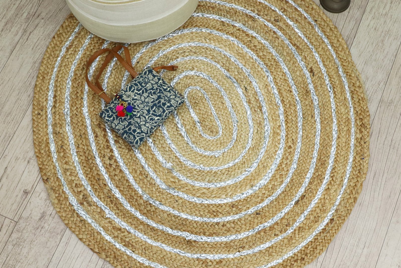 手作りのジュートラグ、天然素材、正方形、ベッドサイドに最適 - Image 5