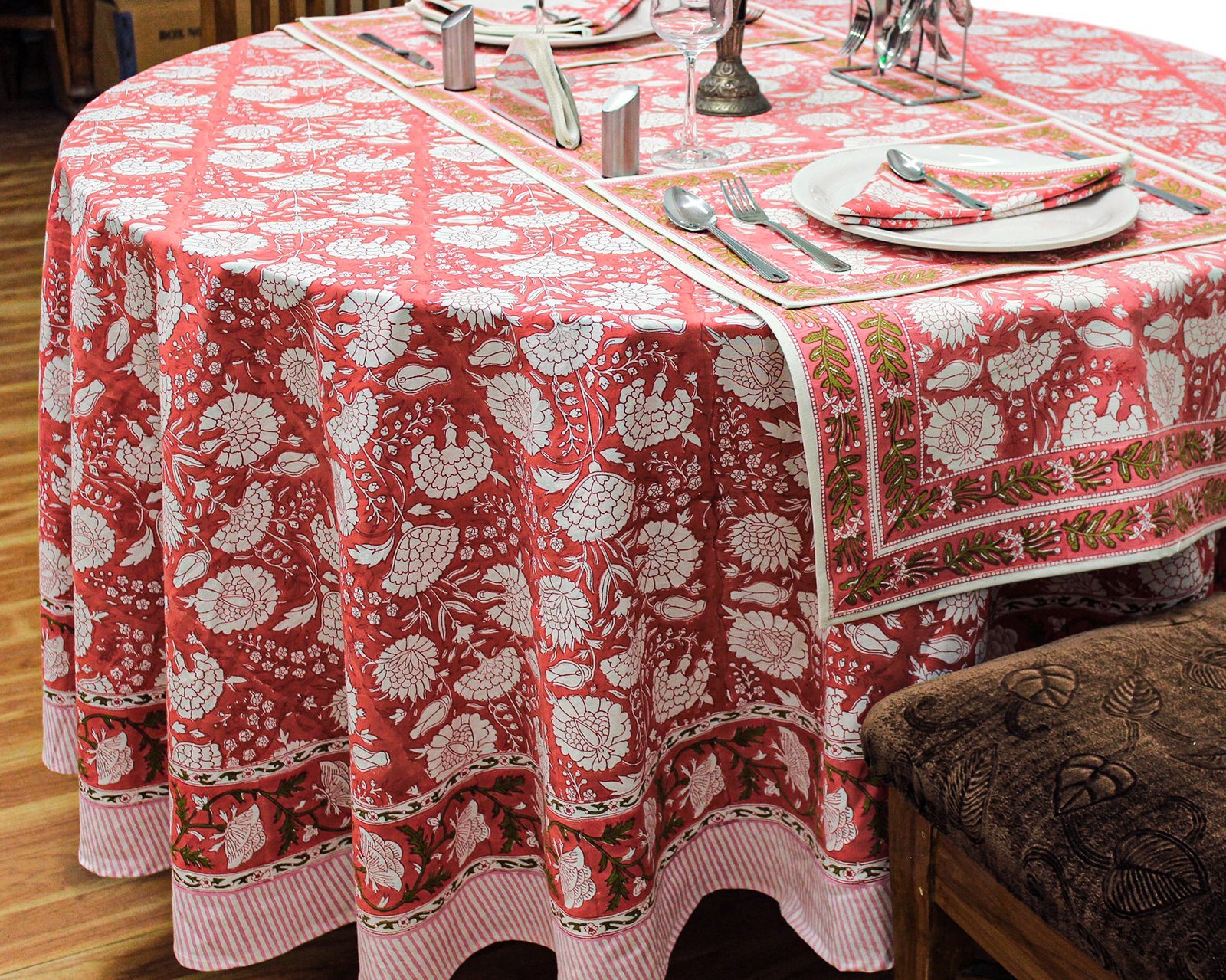 マルチクロス インド綿 ブロックプリントレッド おしゃれ かわいい 花柄ラウンドクロス アマービレブロックプリントソファカバー シングルベッドカバー エシカル ハンドメイド インド雑貨 アジア雑貨 ボタニカル - Image 3