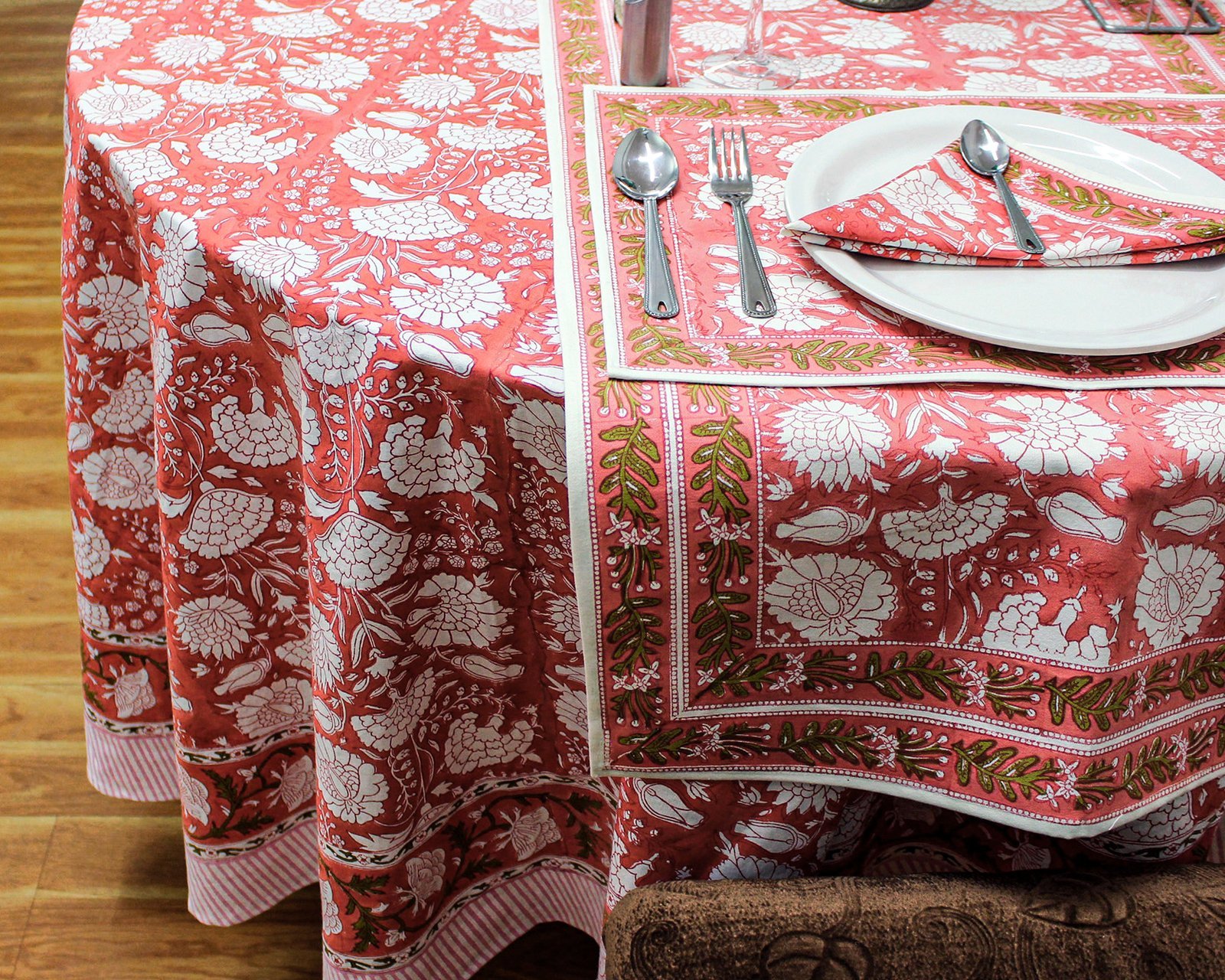 マルチクロス インド綿 ブロックプリントレッド おしゃれ かわいい 花柄ラウンドクロス アマービレブロックプリントソファカバー シングルベッドカバー エシカル ハンドメイド インド雑貨 アジア雑貨 ボタニカル - Image 4